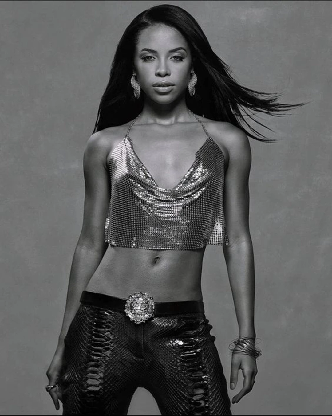 Foto promocional da cantora Aaliyah. Design gráfico por Stucky Talents.
